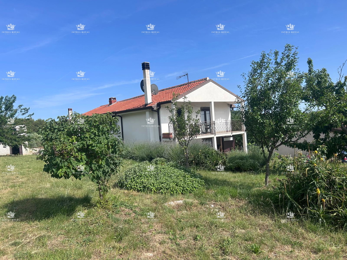 ISTRA – OBROBE BUJ PRODANO ČAROBNO IMANJE S POGLEDOM, 7500 m² ZEMLJIŠČA, 270 m² HIŠE + DVA GOSPODARSKA OBJEKTA