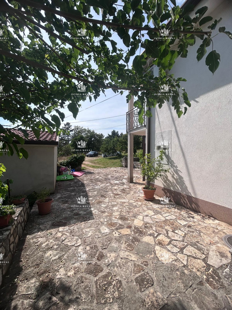 ISTRA – OBROBE BUJ PRODANO ČAROBNO IMANJE S POGLEDOM, 7500 m² ZEMLJIŠČA, 270 m² HIŠE + DVA GOSPODARSKA OBJEKTA