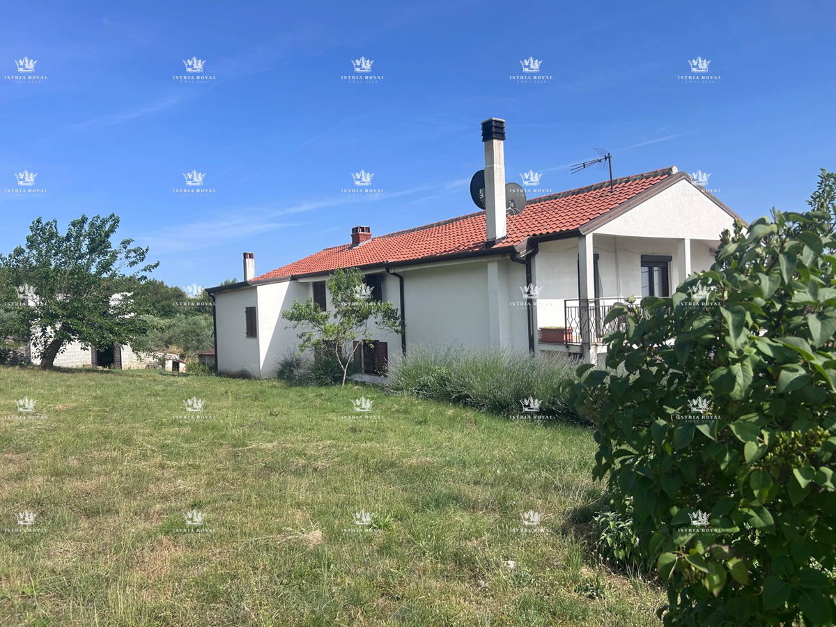 ISTRA – OBROBE BUJ PRODANO ČAROBNO IMANJE S POGLEDOM, 7500 m² ZEMLJIŠČA, 270 m² HIŠE + DVA GOSPODARSKA OBJEKTA
