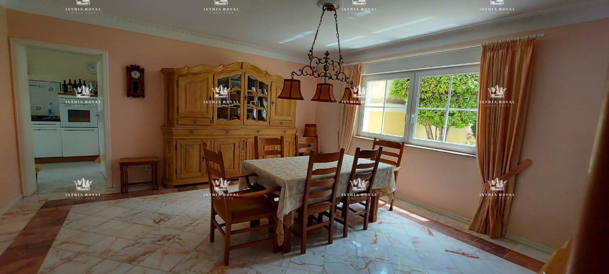 ISTRA – PEŠČENA UVALA - Luksuzna vila v prvem nizu do morja s pogledom, urejeno dvorišče in garažo – 380 m²