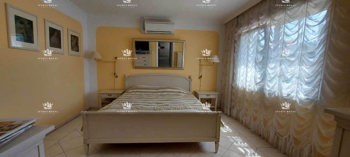 ISTRA – PEŠČENA UVALA - Luksuzna vila v prvem nizu do morja s pogledom, urejeno dvorišče in garažo – 380 m²