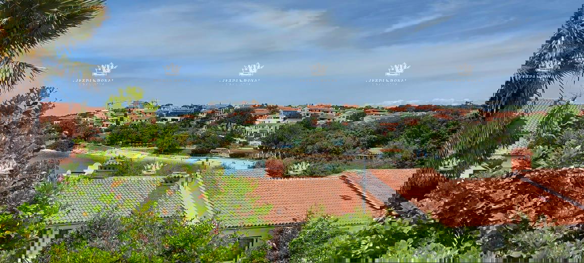 ISTRA – PEŠČENA UVALA - Luksuzna vila v prvem nizu do morja s pogledom, urejeno dvorišče in garažo – 380 m²
