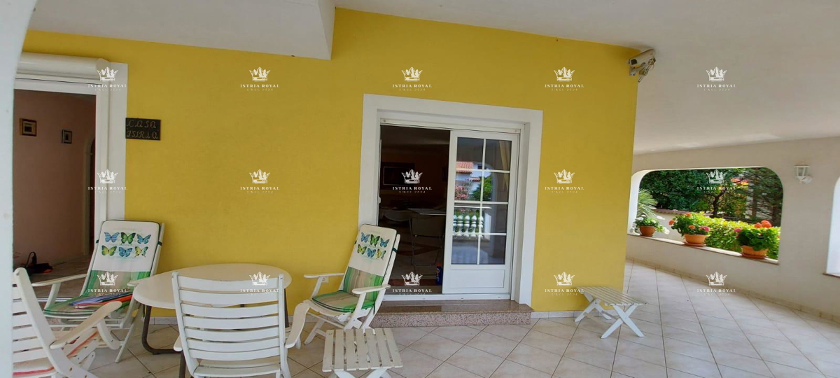 ISTRA – PEŠČENA UVALA - Luksuzna vila v prvem nizu do morja s pogledom, urejeno dvorišče in garažo – 380 m²