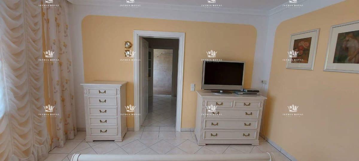 ISTRA – PEŠČENA UVALA - Luksuzna vila v prvem nizu do morja s pogledom, urejeno dvorišče in garažo – 380 m²