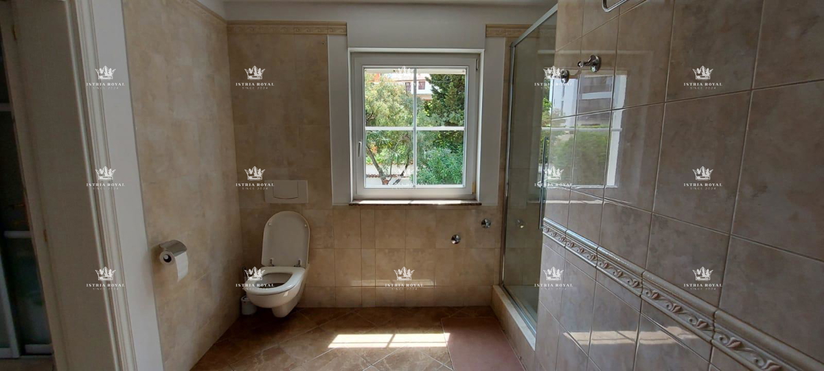 ISTRA – PEŠČENA UVALA - Luksuzna vila v prvem nizu do morja s pogledom, urejeno dvorišče in garažo – 380 m²