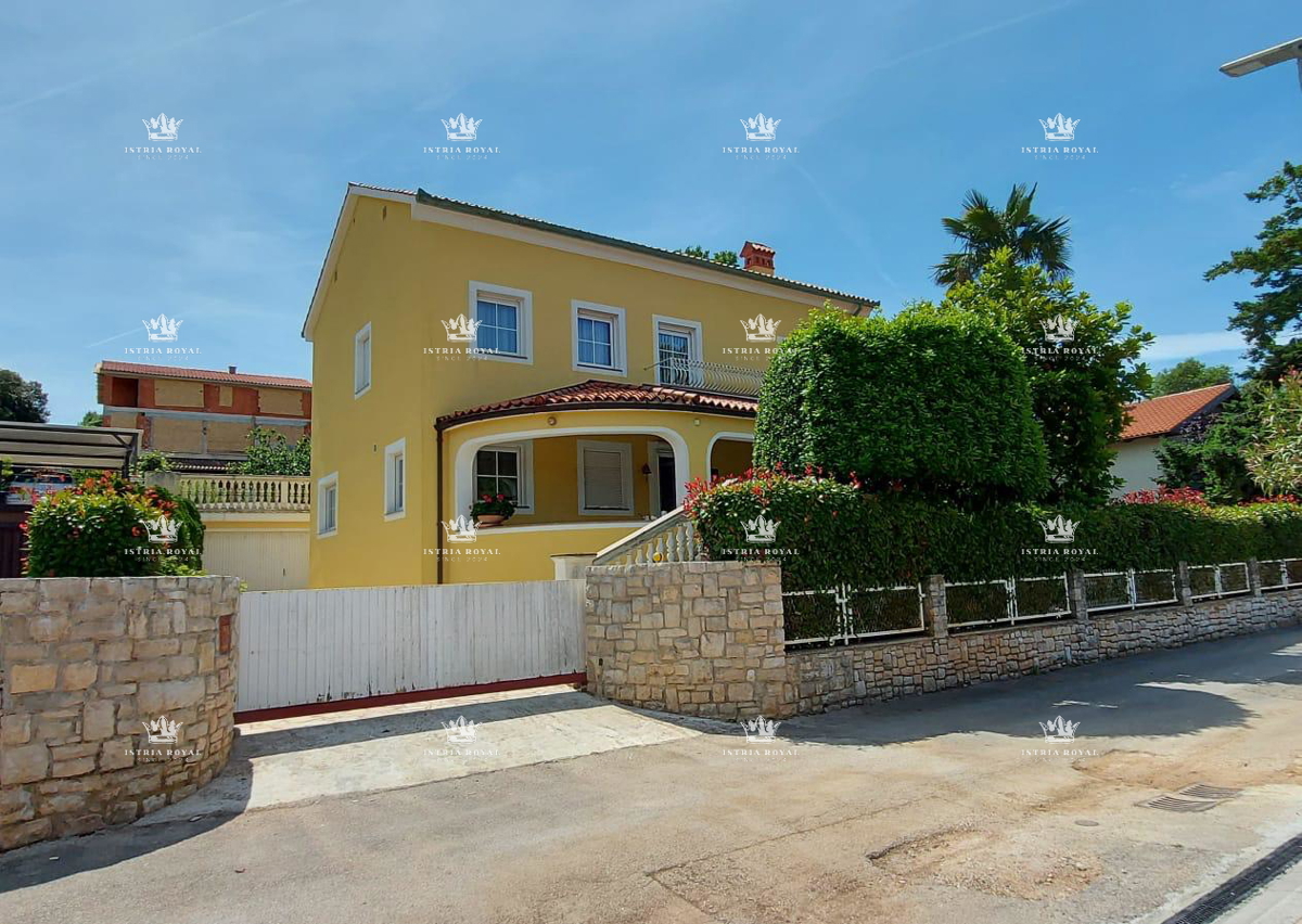 ISTRA – PEŠČENA UVALA - Luksuzna vila v prvem nizu do morja s pogledom, urejeno dvorišče in garažo – 380 m²