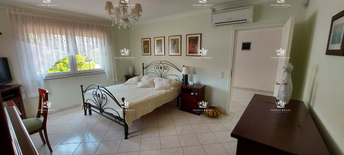 ISTRA – PEŠČENA UVALA - Luksuzna vila v prvem nizu do morja s pogledom, urejeno dvorišče in garažo – 380 m²