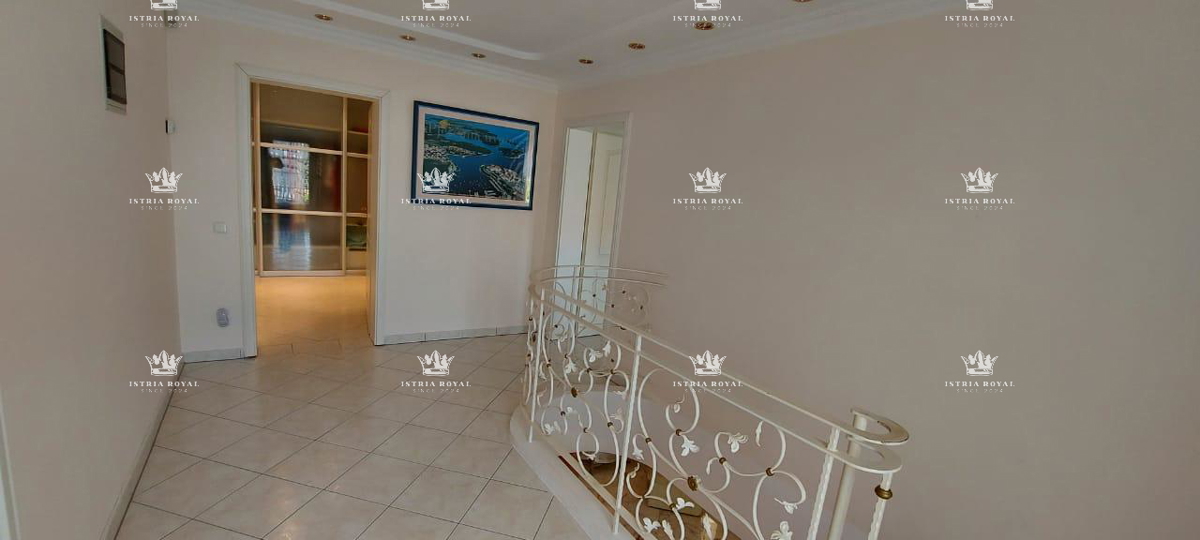ISTRA – PEŠČENA UVALA - Luksuzna vila v prvem nizu do morja s pogledom, urejeno dvorišče in garažo – 380 m²
