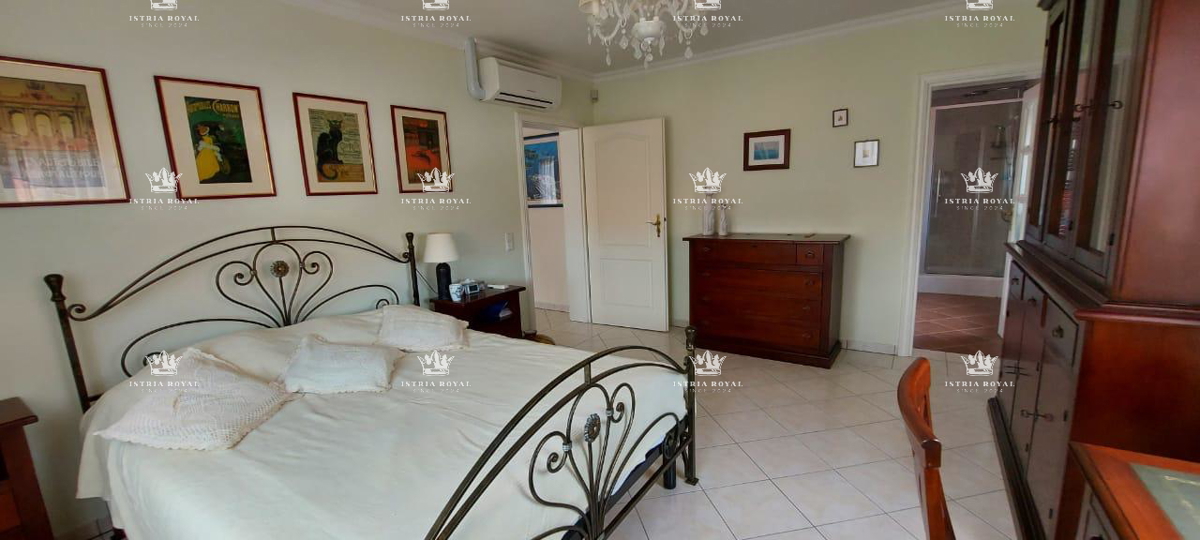 ISTRA – PEŠČENA UVALA - Luksuzna vila v prvem nizu do morja s pogledom, urejeno dvorišče in garažo – 380 m²