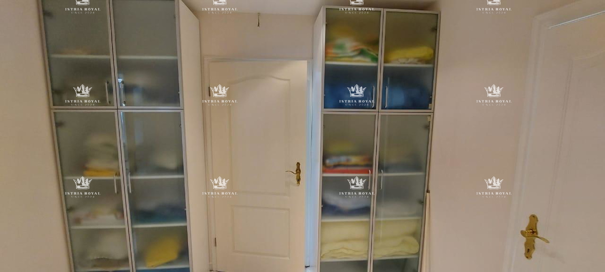 ISTRA – PEŠČENA UVALA - Luksuzna vila v prvem nizu do morja s pogledom, urejeno dvorišče in garažo – 380 m²