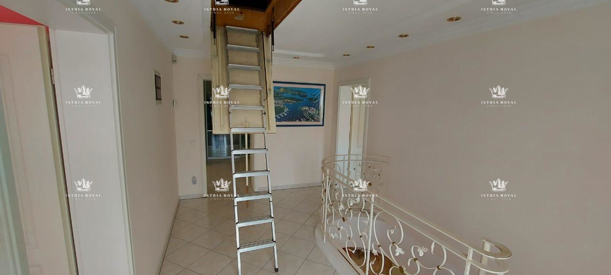 ISTRA – PEŠČENA UVALA - Luksuzna vila v prvem nizu do morja s pogledom, urejeno dvorišče in garažo – 380 m²