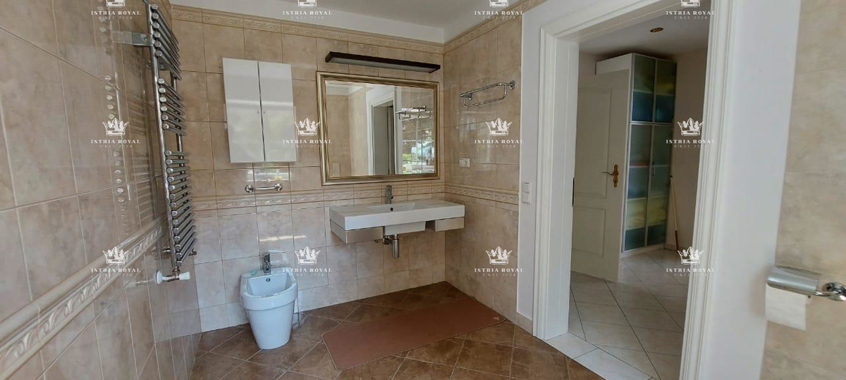 ISTRA – PEŠČENA UVALA - Luksuzna vila v prvem nizu do morja s pogledom, urejeno dvorišče in garažo – 380 m²