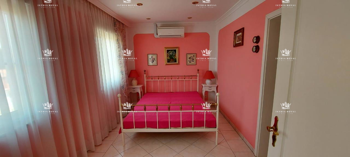 ISTRA – PEŠČENA UVALA - Luksuzna vila v prvem nizu do morja s pogledom, urejeno dvorišče in garažo – 380 m²