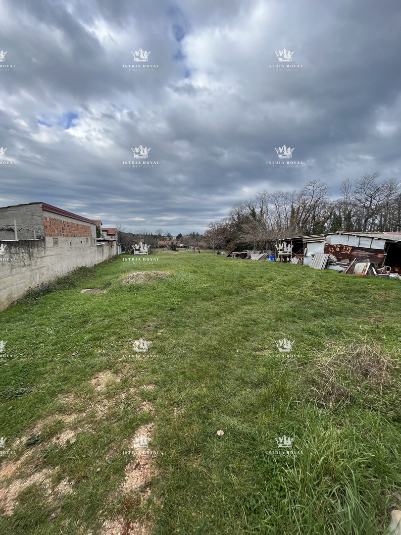 Istra, Novigrad, Dajla, prodaja gradbenega zemljišča velikosti 1444 m2, elektrika in voda na terenu.