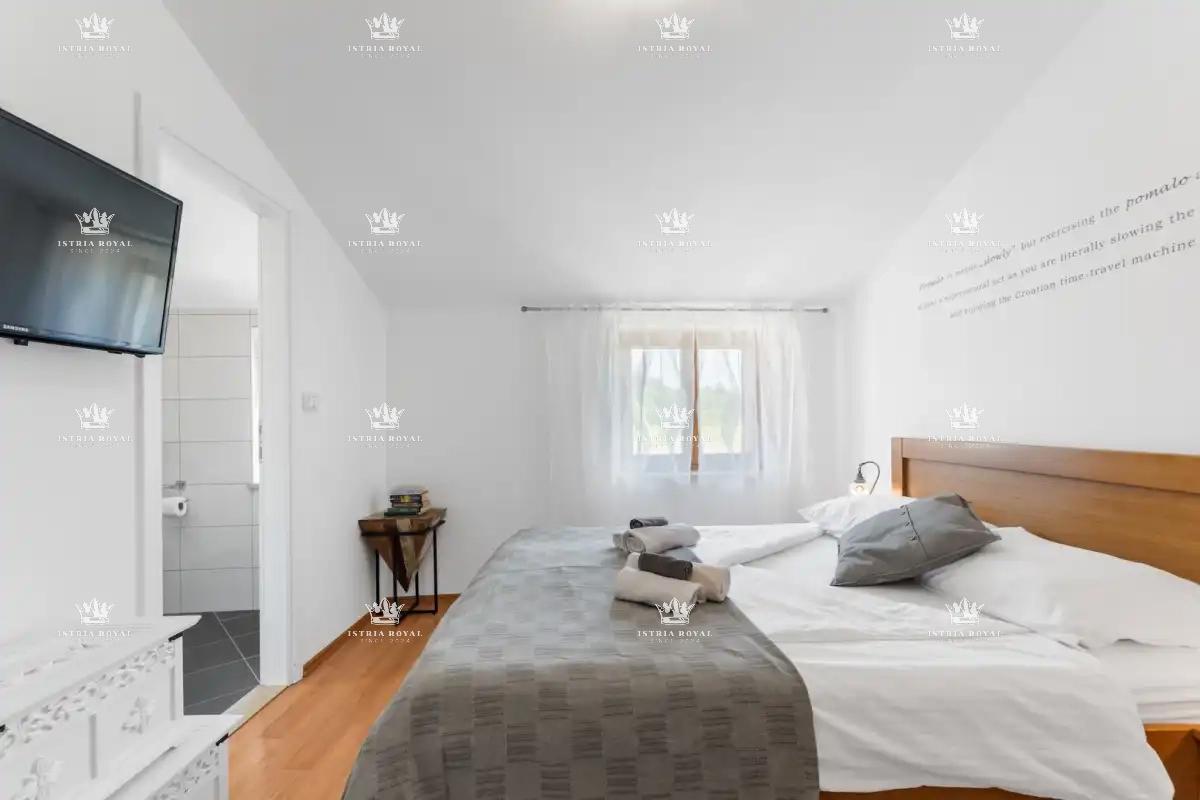 🏡 ISTRA – PIĆAN: TRI ISTRSKE VILE Z BAZENOM, TENIŠKIM IGRIŠČEM IN 5000 m² DVORIŠČA! 🌿