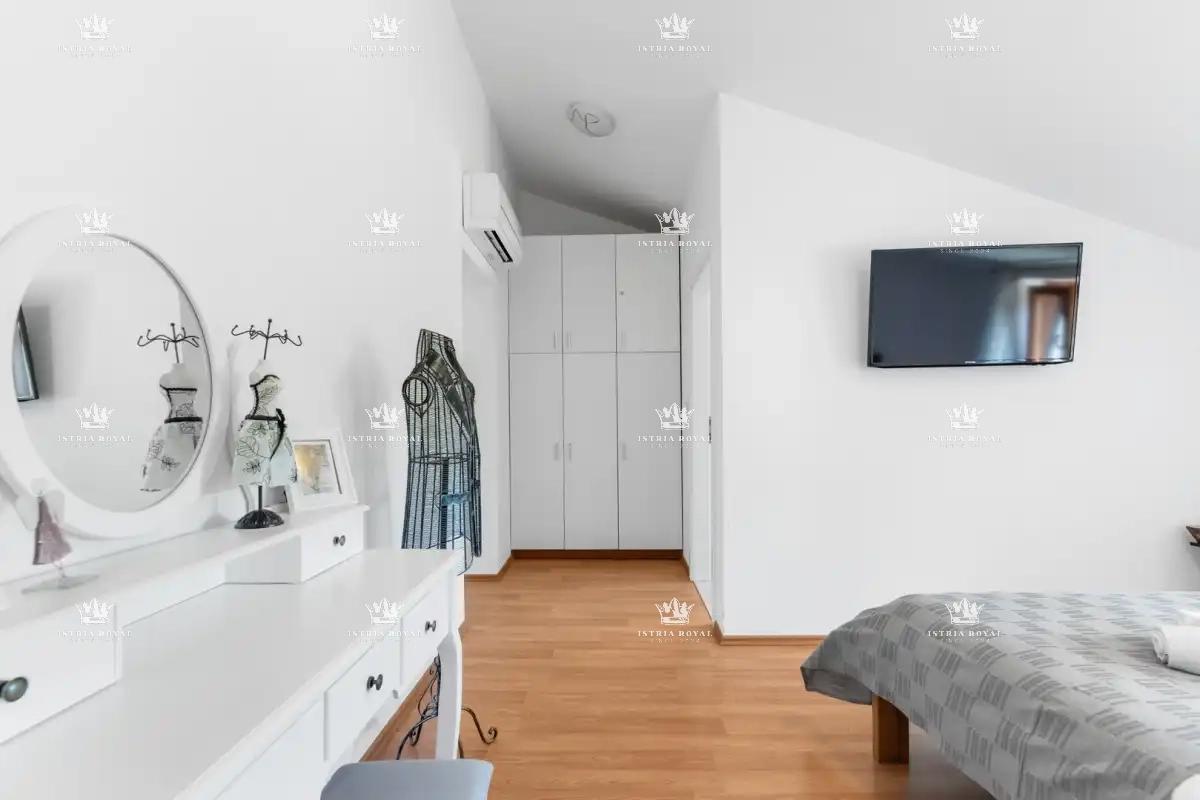 🏡 ISTRA – PIĆAN: TRI ISTRSKE VILE Z BAZENOM, TENIŠKIM IGRIŠČEM IN 5000 m² DVORIŠČA! 🌿