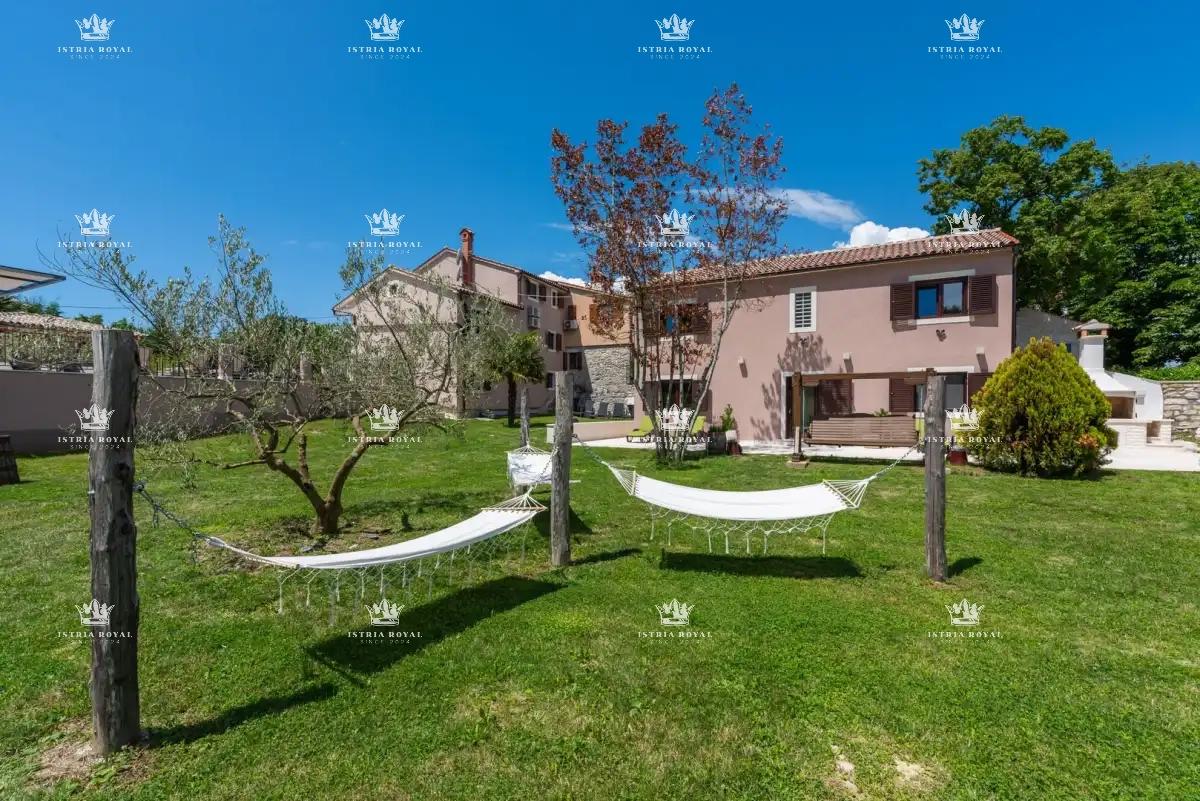 🏡 ISTRA – PIĆAN: TRI ISTRSKE VILE Z BAZENOM, TENIŠKIM IGRIŠČEM IN 5000 m² DVORIŠČA! 🌿