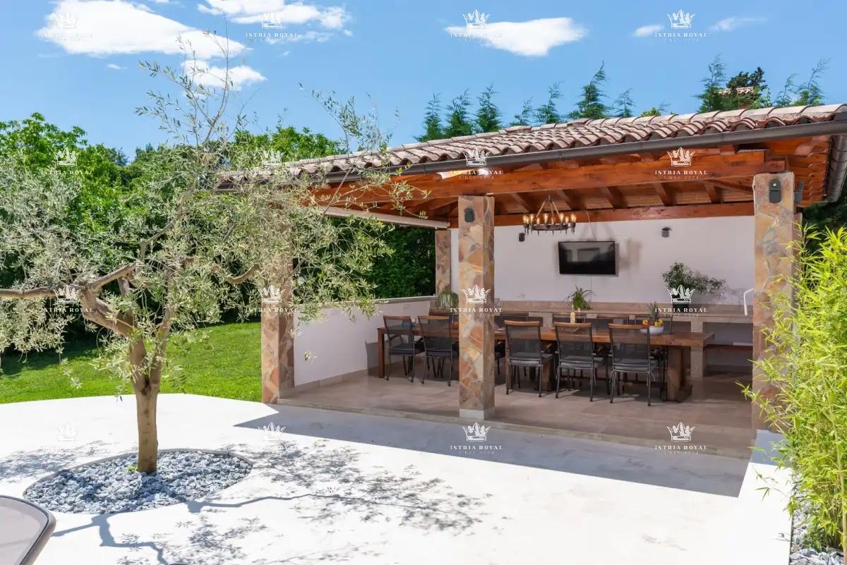 🏡 ISTRA – PIĆAN: TRI ISTRSKE VILE Z BAZENOM, TENIŠKIM IGRIŠČEM IN 5000 m² DVORIŠČA! 🌿
