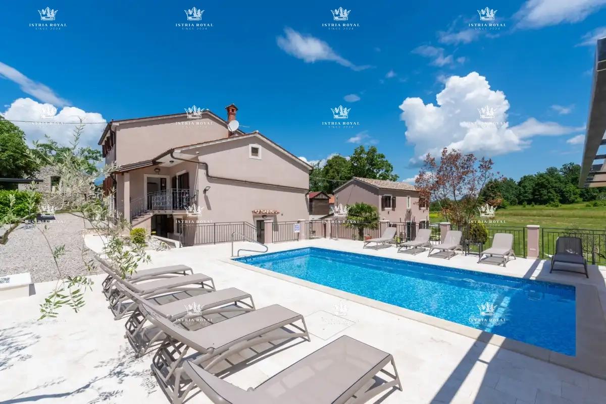 🏡 ISTRA – PIĆAN: TRI ISTRSKE VILE Z BAZENOM, TENIŠKIM IGRIŠČEM IN 5000 m² DVORIŠČA! 🌿