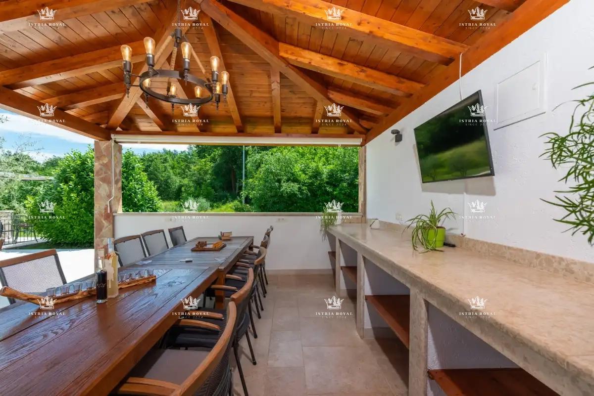 🏡 ISTRA – PIĆAN: TRI ISTRSKE VILE Z BAZENOM, TENIŠKIM IGRIŠČEM IN 5000 m² DVORIŠČA! 🌿