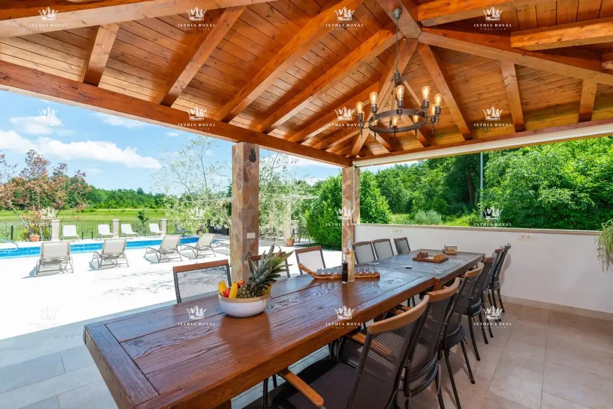 🏡 ISTRA – PIĆAN: TRI ISTRSKE VILE Z BAZENOM, TENIŠKIM IGRIŠČEM IN 5000 m² DVORIŠČA! 🌿