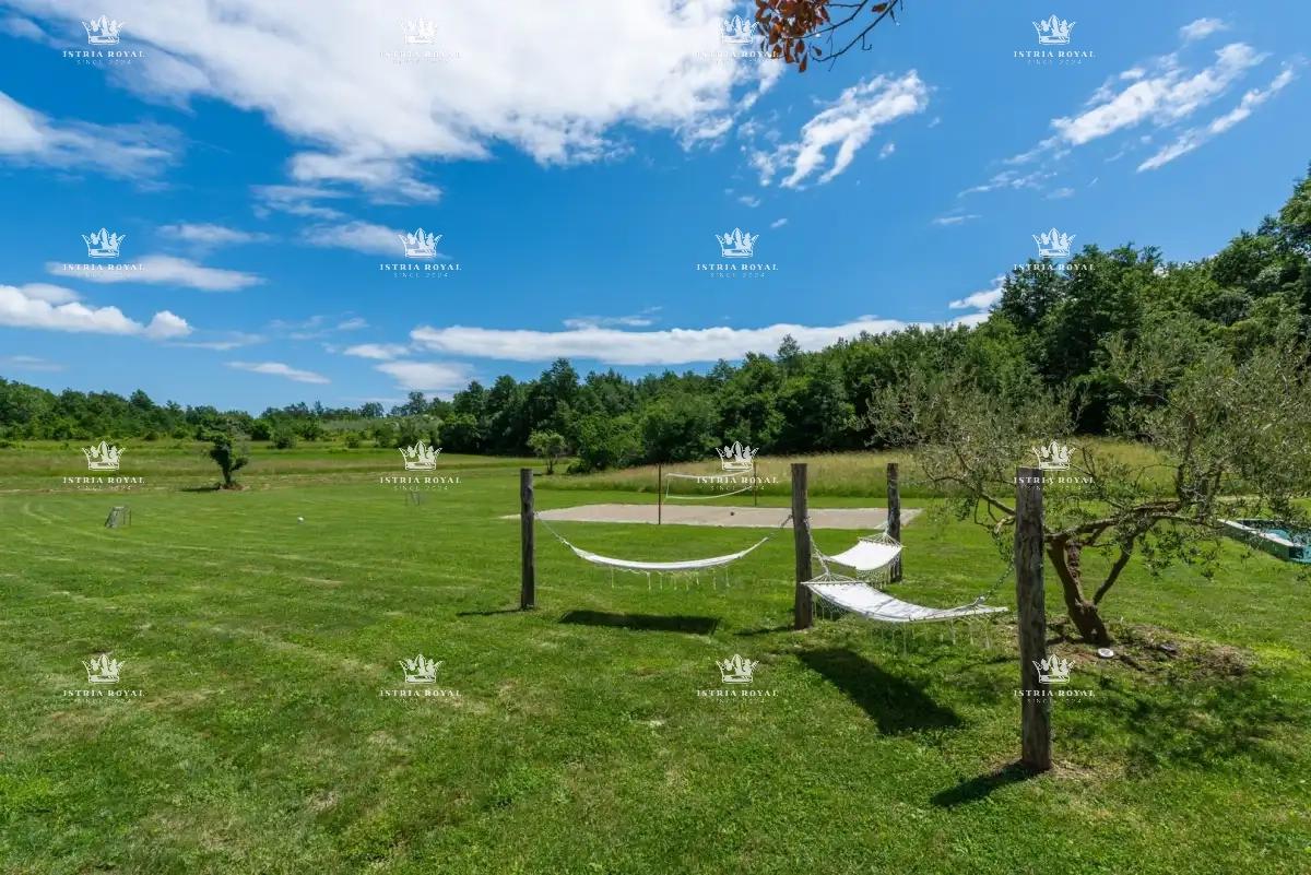 🏡 ISTRA – PIĆAN: TRI ISTRSKE VILE Z BAZENOM, TENIŠKIM IGRIŠČEM IN 5000 m² DVORIŠČA! 🌿