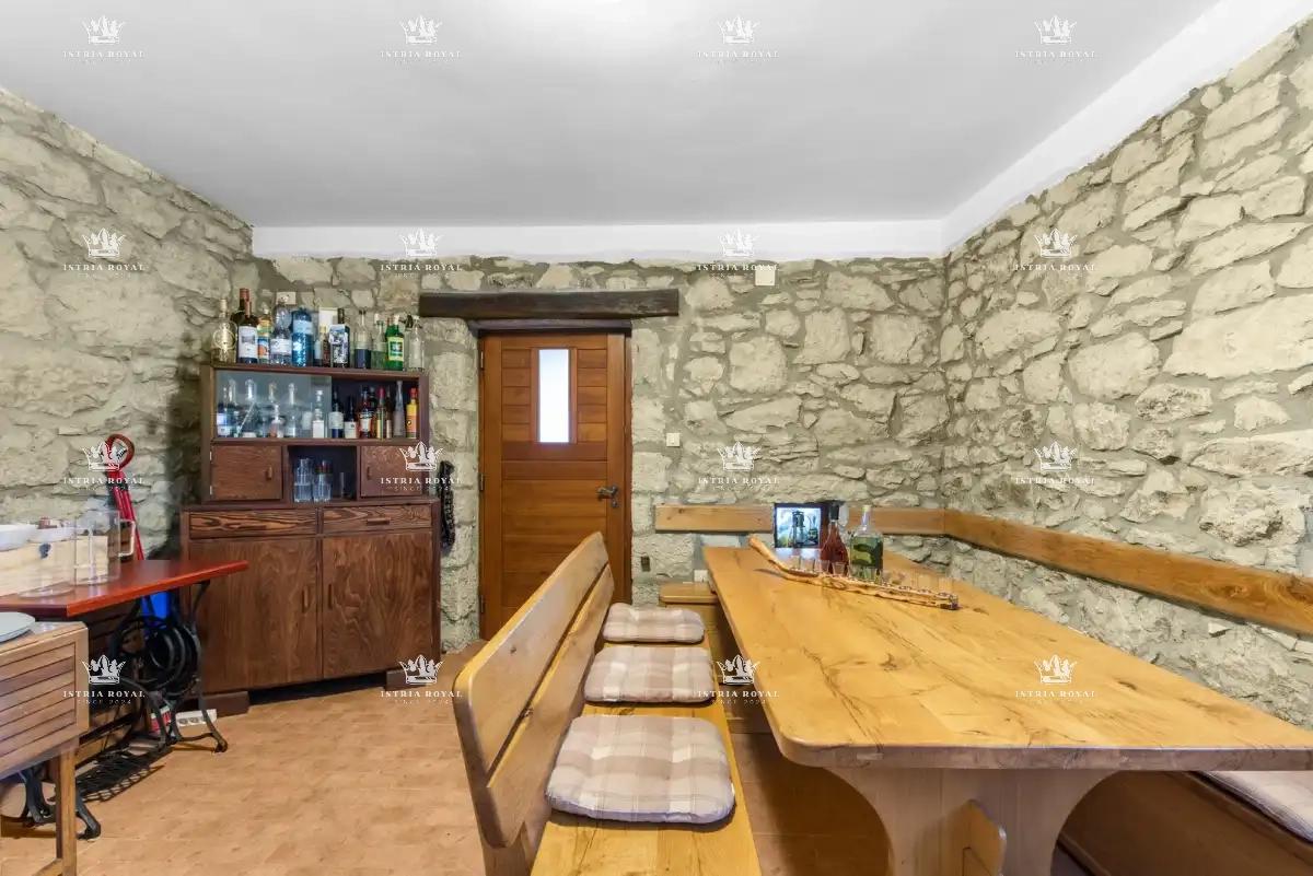 🏡 ISTRA – PIĆAN: TRI ISTRSKE VILE Z BAZENOM, TENIŠKIM IGRIŠČEM IN 5000 m² DVORIŠČA! 🌿