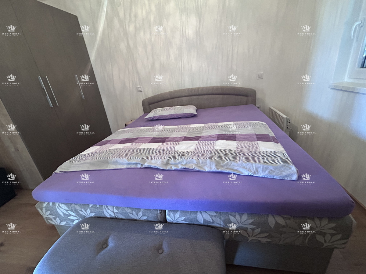 Prodaja stanovanja v središču Brtonigle z razgledom na morje | 84 m², dve spalni sobi, terasa in parkirno mesto