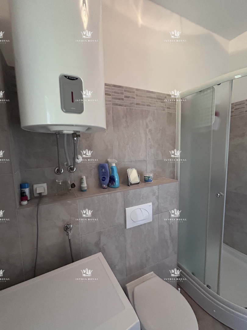 Prodaja stanovanja v središču Brtonigle z razgledom na morje | 84 m², dve spalni sobi, terasa in parkirno mesto