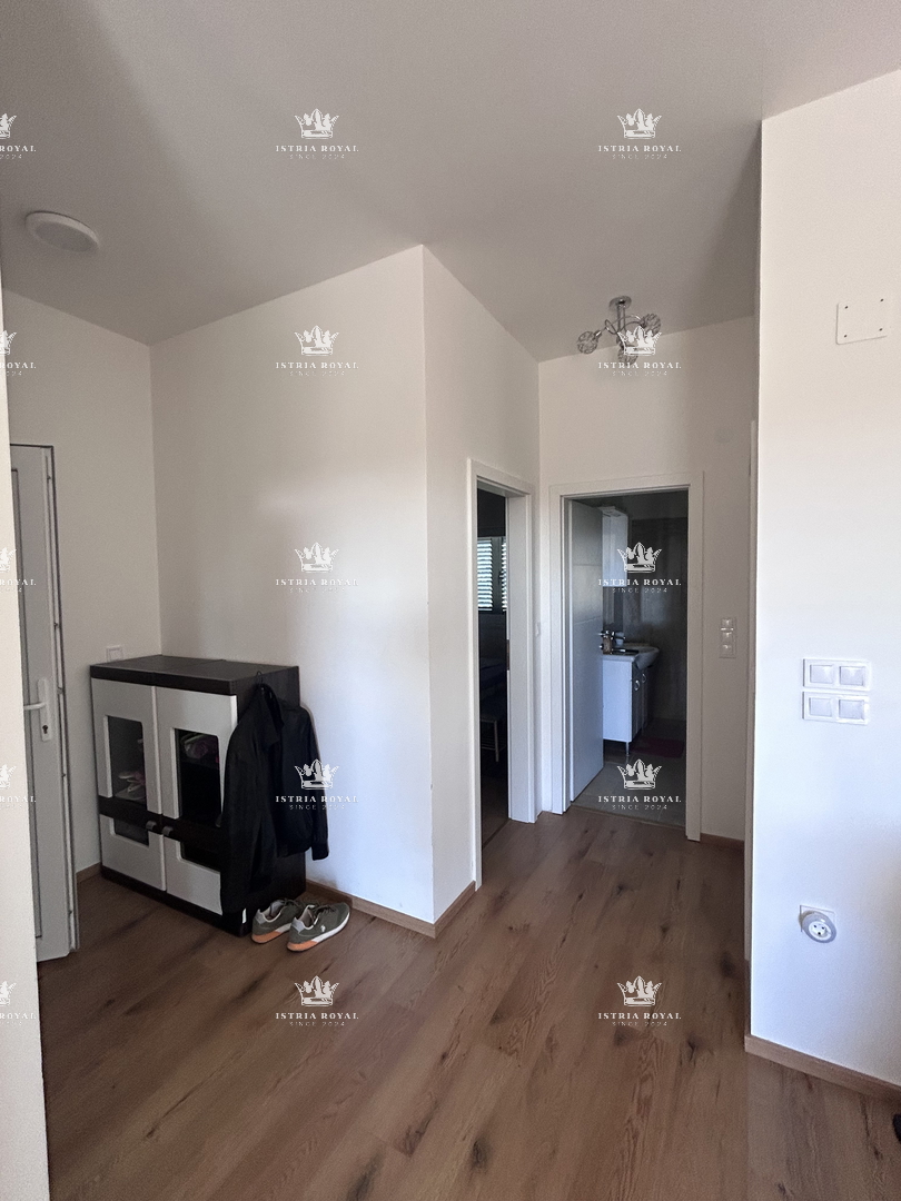 Prodaja stanovanja v središču Brtonigle z razgledom na morje | 84 m², dve spalni sobi, terasa in parkirno mesto