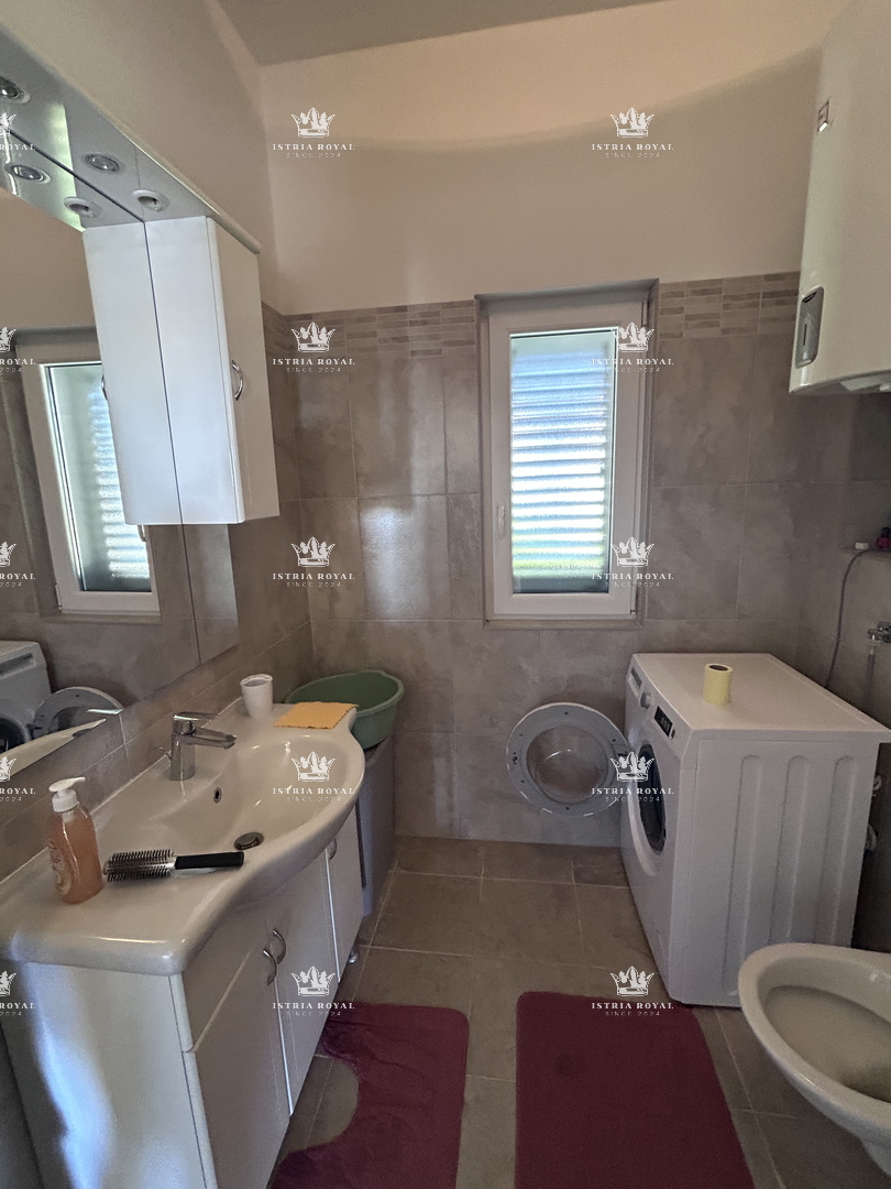 Prodaja stanovanja v središču Brtonigle z razgledom na morje | 84 m², dve spalni sobi, terasa in parkirno mesto