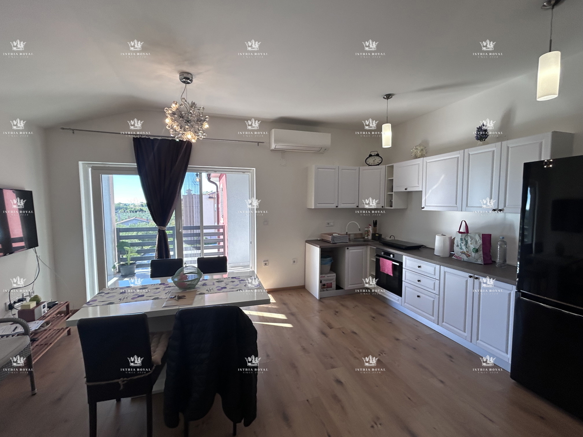 Prodaja stanovanja v središču Brtonigle z razgledom na morje | 84 m², dve spalni sobi, terasa in parkirno mesto