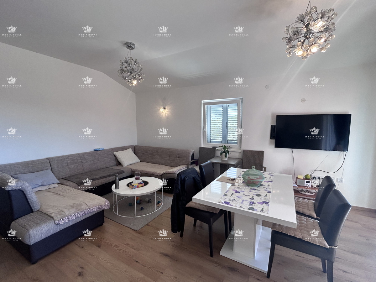 Prodaja stanovanja v središču Brtonigle z razgledom na morje | 84 m², dve spalni sobi, terasa in parkirno mesto