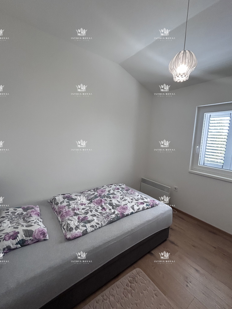 Prodaja stanovanja v središču Brtonigle z razgledom na morje | 84 m², dve spalni sobi, terasa in parkirno mesto