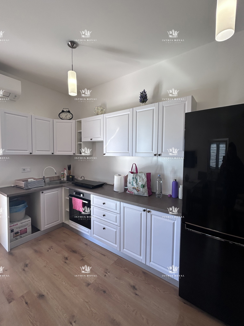 Prodaja stanovanja v središču Brtonigle z razgledom na morje | 84 m², dve spalni sobi, terasa in parkirno mesto