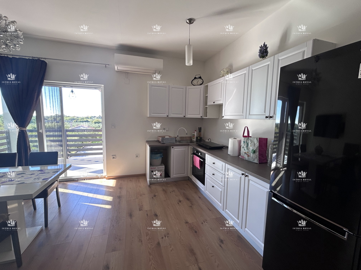 Prodaja stanovanja v središču Brtonigle z razgledom na morje | 84 m², dve spalni sobi, terasa in parkirno mesto