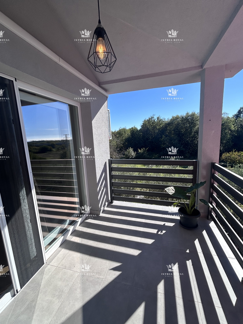 Prodaja stanovanja v središču Brtonigle z razgledom na morje | 84 m², dve spalni sobi, terasa in parkirno mesto