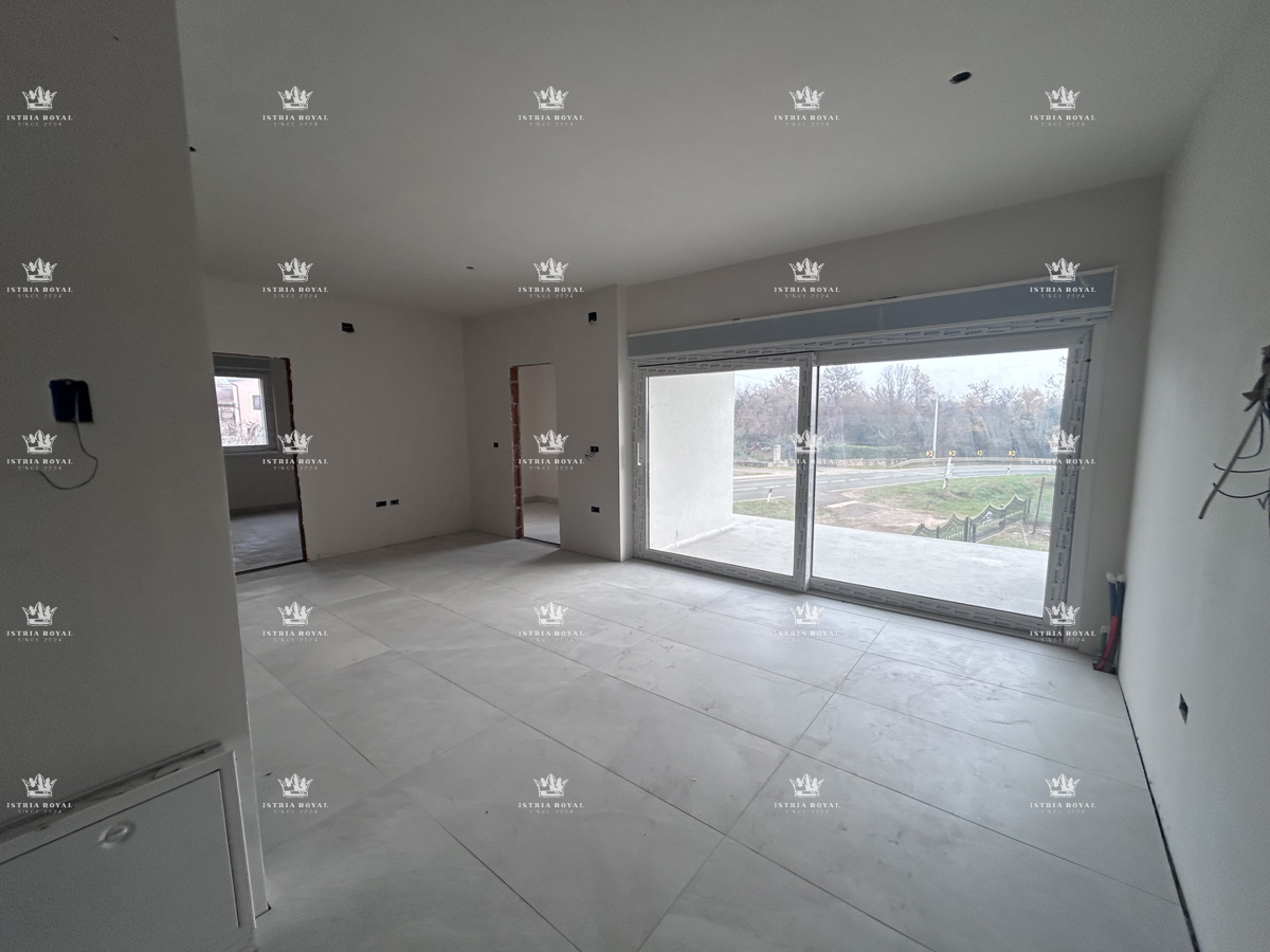 Istra, Umag, stanovanje 60 m2, 2 spalnici + dnevna soba, garaža, shramba, bazen, pritličje