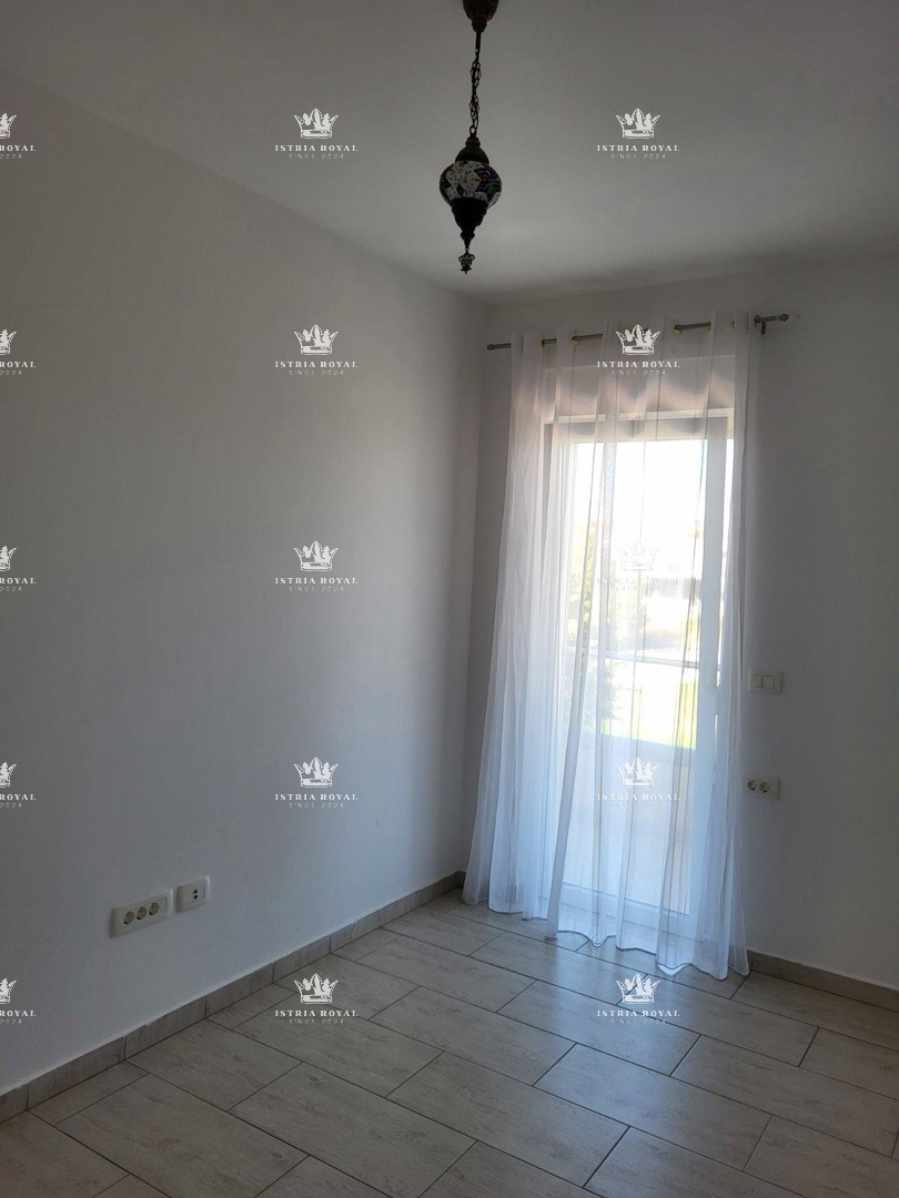 Istra, Novigrad, penthouse 120 m2, strešna terasa 150 m2, pogled na morje, 500 m od morja