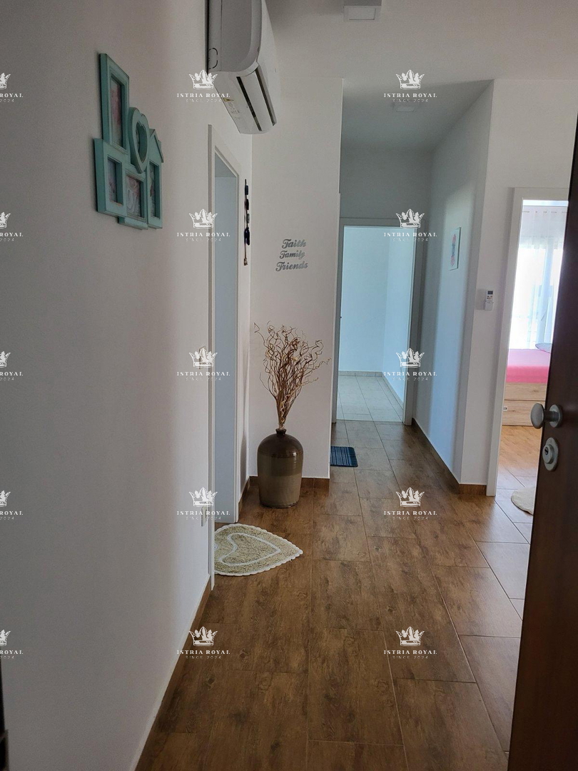 Istra, Novigrad, penthouse 120 m2, strešna terasa 150 m2, pogled na morje, 500 m od morja