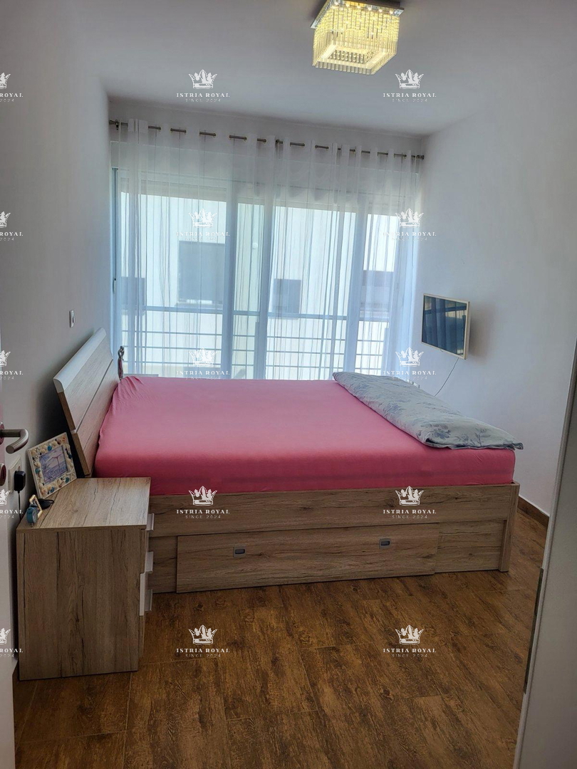 Istra, Novigrad, penthouse 120 m2, strešna terasa 150 m2, pogled na morje, 500 m od morja