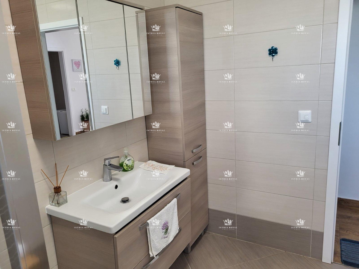 Istra, Novigrad, penthouse 120 m2, strešna terasa 150 m2, pogled na morje, 500 m od morja