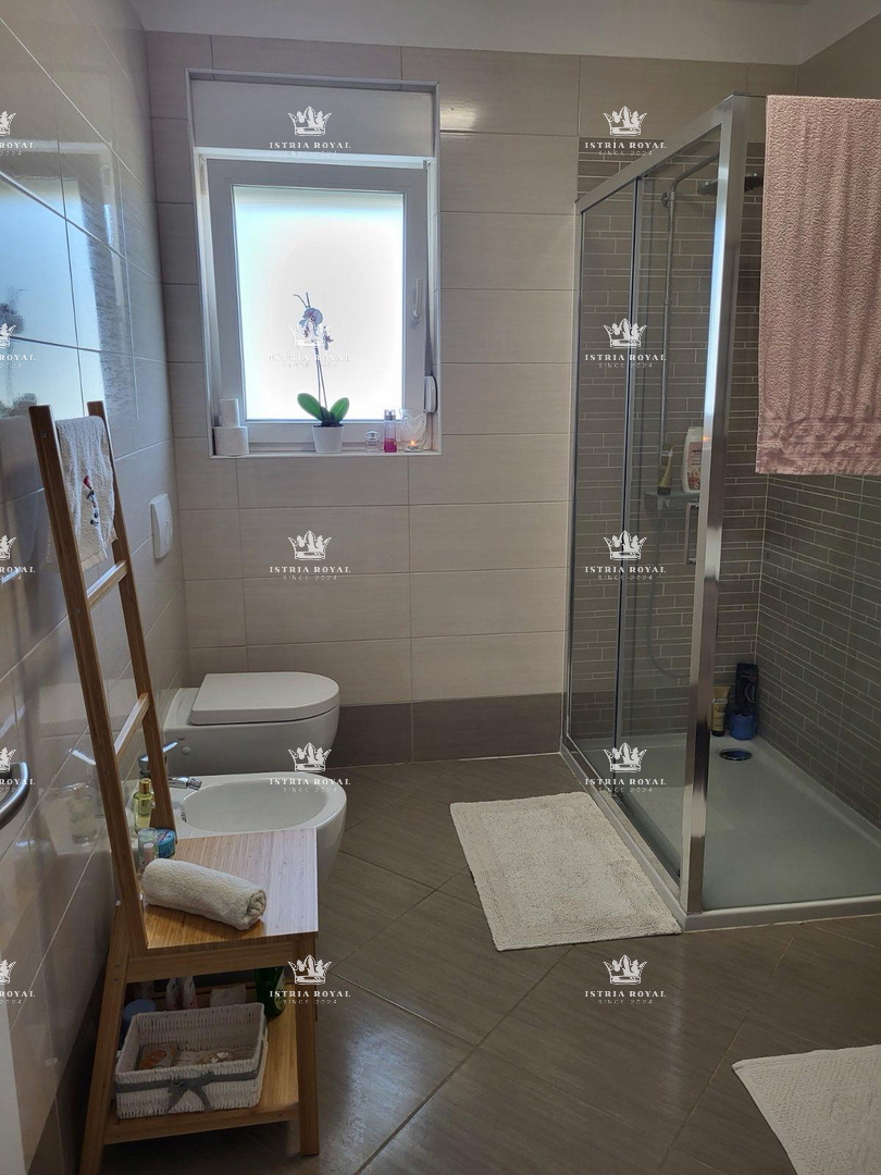 Istra, Novigrad, penthouse 120 m2, strešna terasa 150 m2, pogled na morje, 500 m od morja