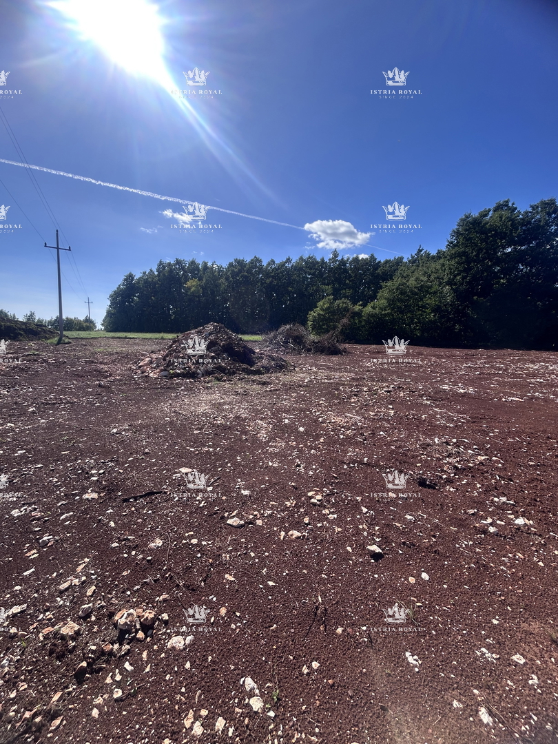Gradbena parcela 2.938 m² + kmetijska 2.812 m² in gozdna 1.557 m² zemljišče v bližini Pazina – Istra, Zabrežani, prodaja!