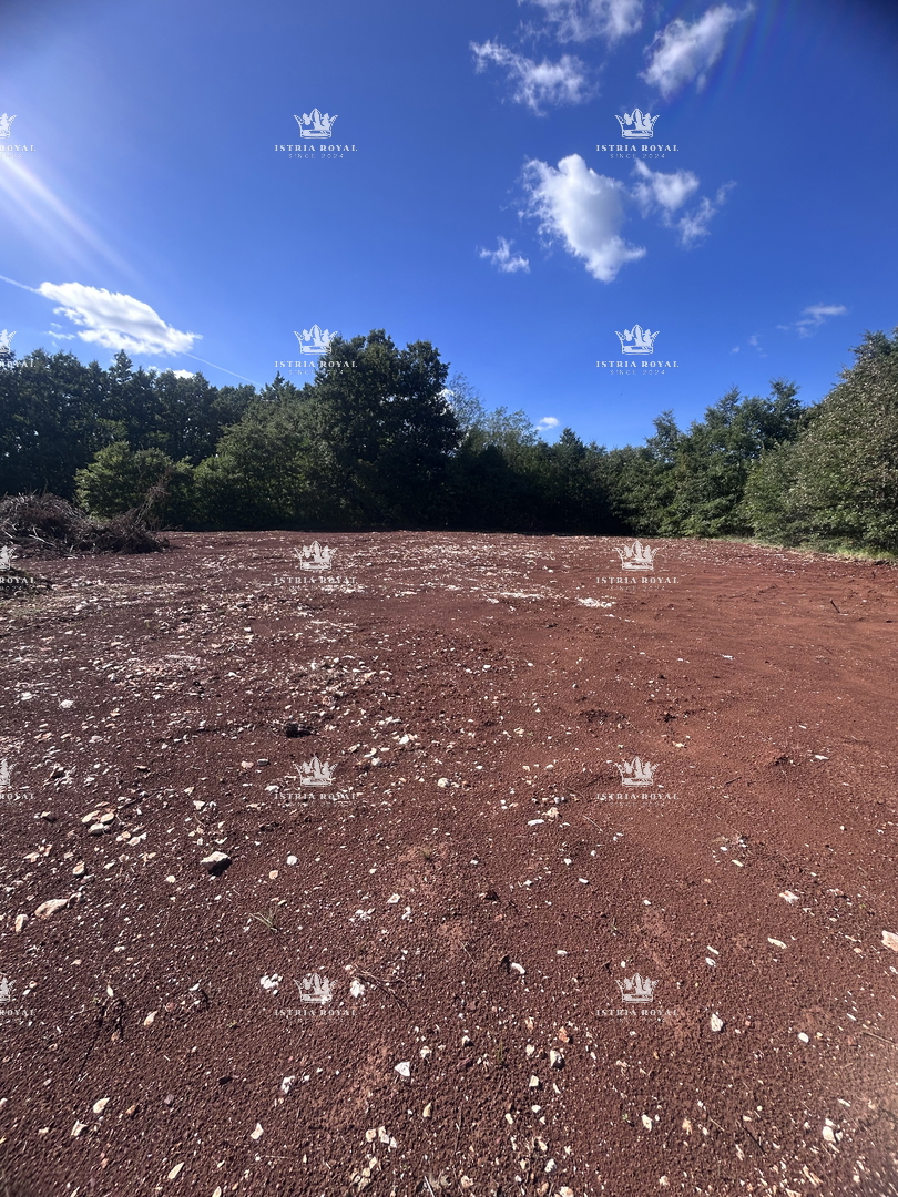 Gradbena parcela 2.938 m² + kmetijska 2.812 m² in gozdna 1.557 m² zemljišče v bližini Pazina – Istra, Zabrežani, prodaja!
