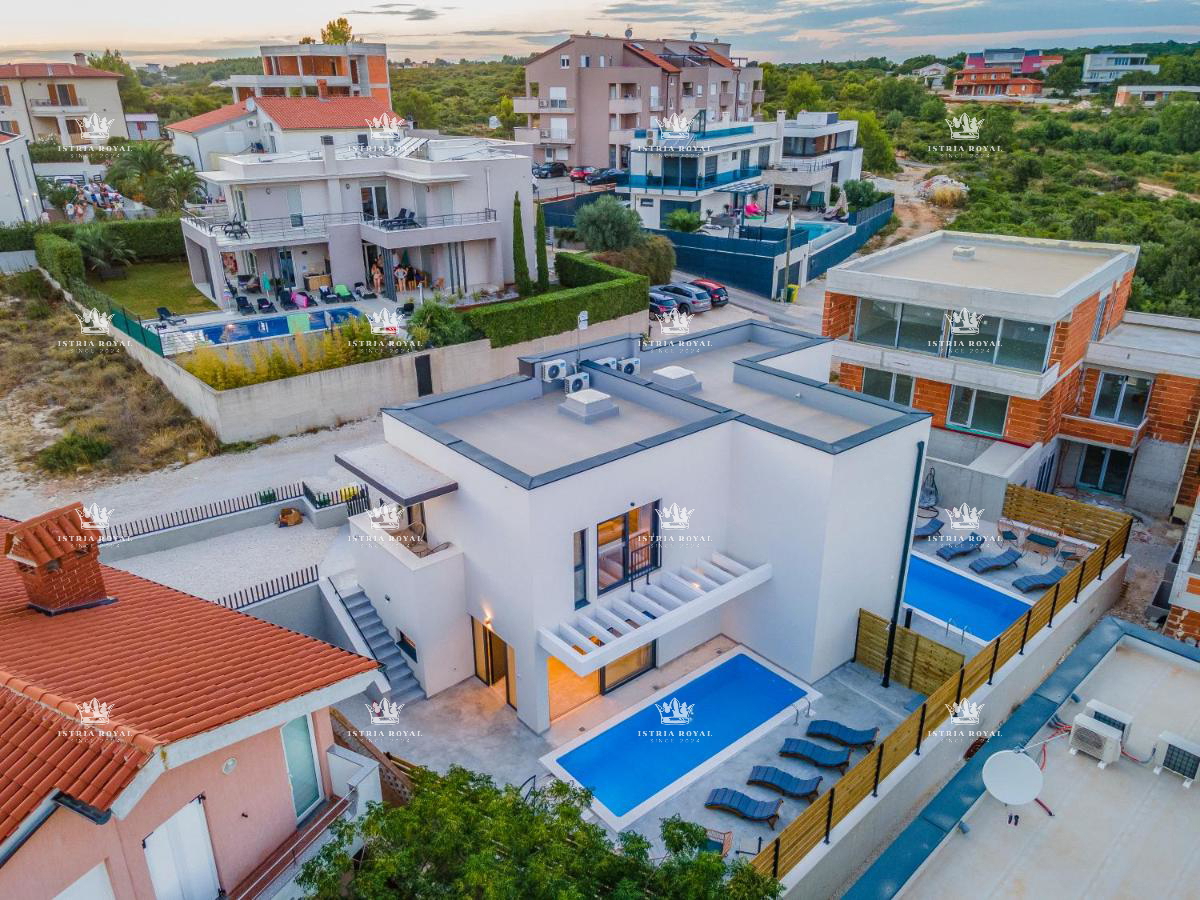Luksuzna vila z bazenom za prodajo v Medulinu – 200 m od morja, dvostambena enota!