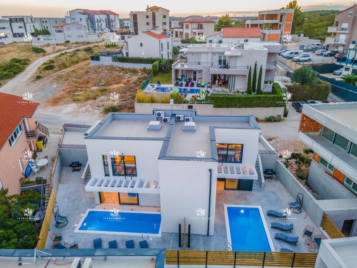 Luksuzna vila z bazenom za prodajo v Medulinu – 200 m od morja, dvostambena enota!
