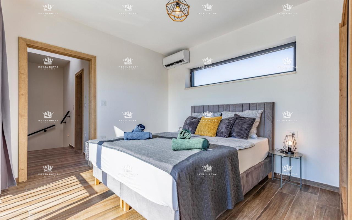 Luksuzna vila z bazenom za prodajo v Medulinu – 200 m od morja, dvostambena enota!