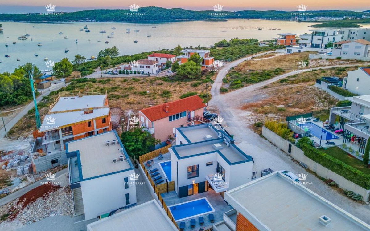 Luksuzna vila z bazenom za prodajo v Medulinu – 200 m od morja, dvostambena enota!