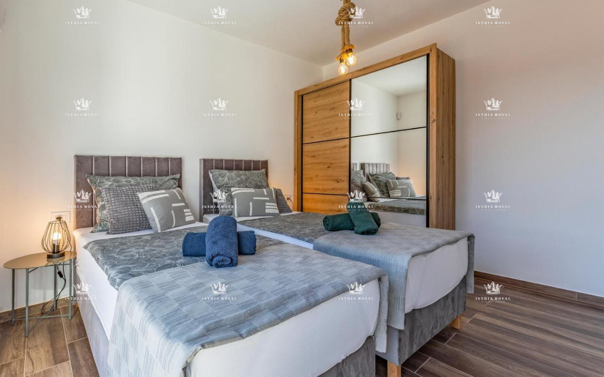 Luksuzna vila z bazenom za prodajo v Medulinu – 200 m od morja, dvostambena enota!